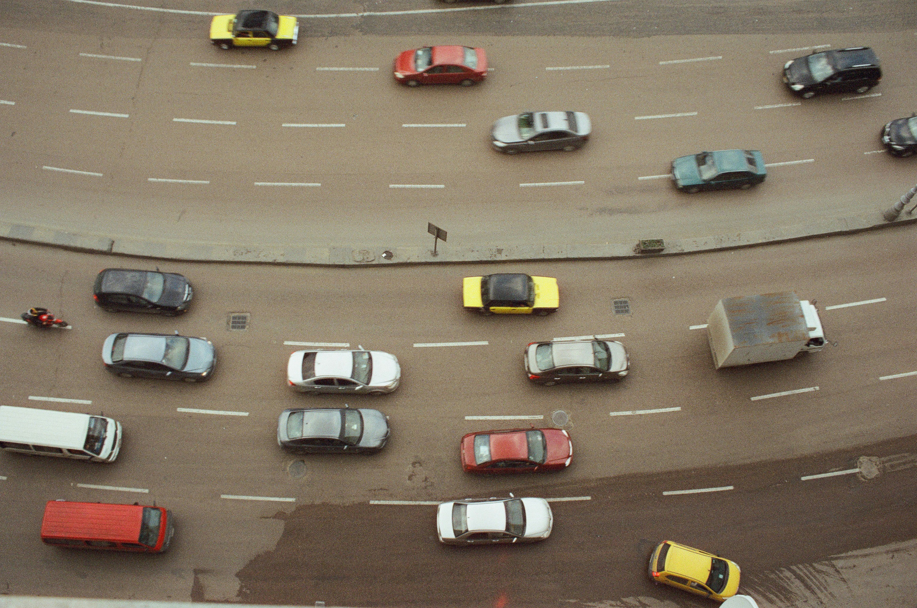 Overhead picture of cars in different lanes and going in different directions.